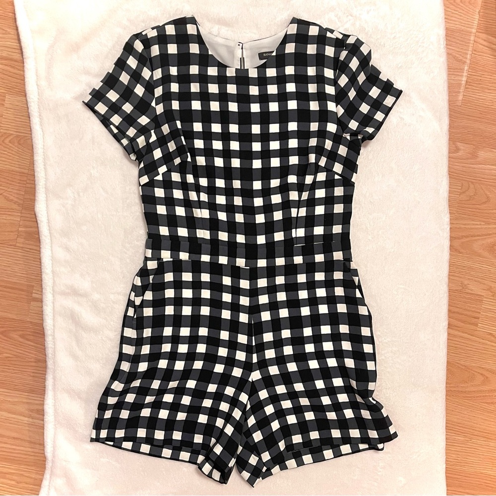 Banana Republic Women’s One Piece Black and White Checkered Romper With Pockets